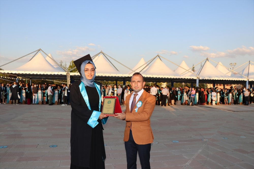 Niğde Ömer Halisdemir Üniversitesi Öğrencileri Mezuniyet Heyecanı Yaşadı