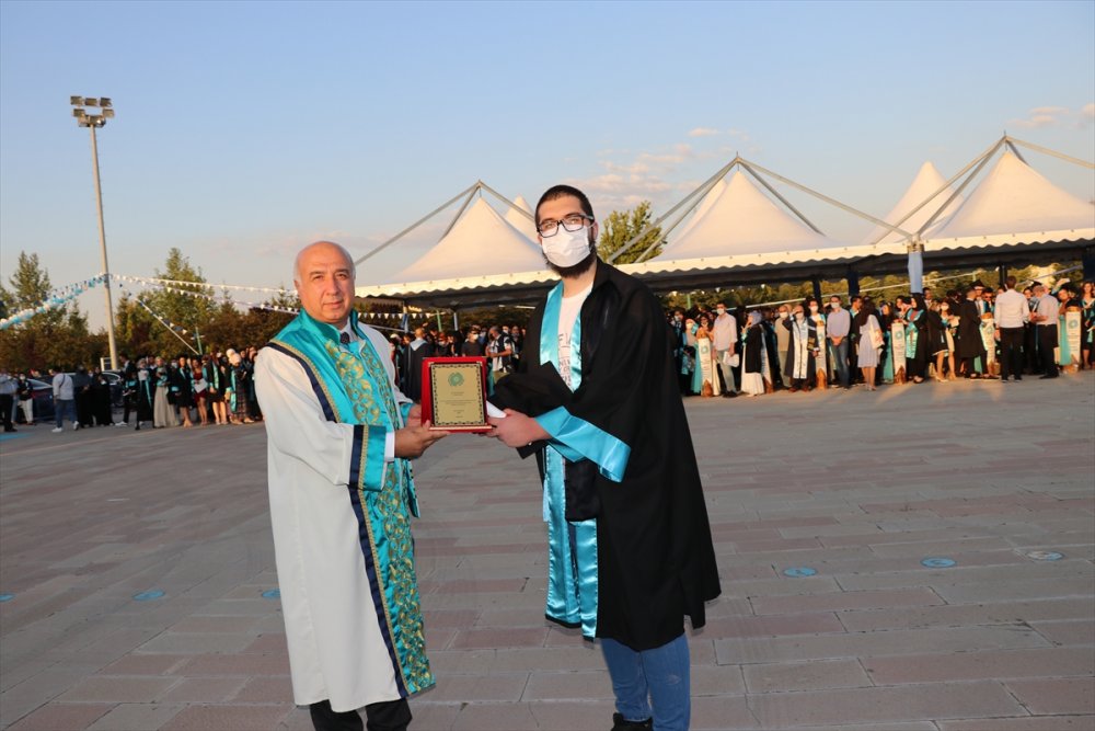 Niğde Ömer Halisdemir Üniversitesi Öğrencileri Mezuniyet Heyecanı Yaşadı