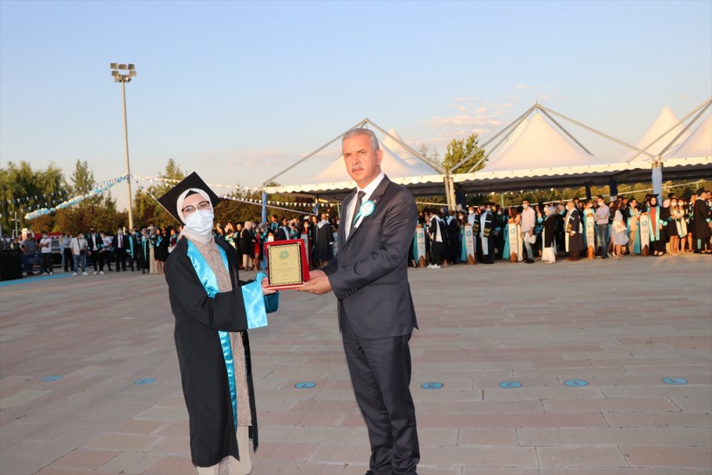 Niğde Ömer Halisdemir Üniversitesi Öğrencileri Mezuniyet Heyecanı Yaşadı
