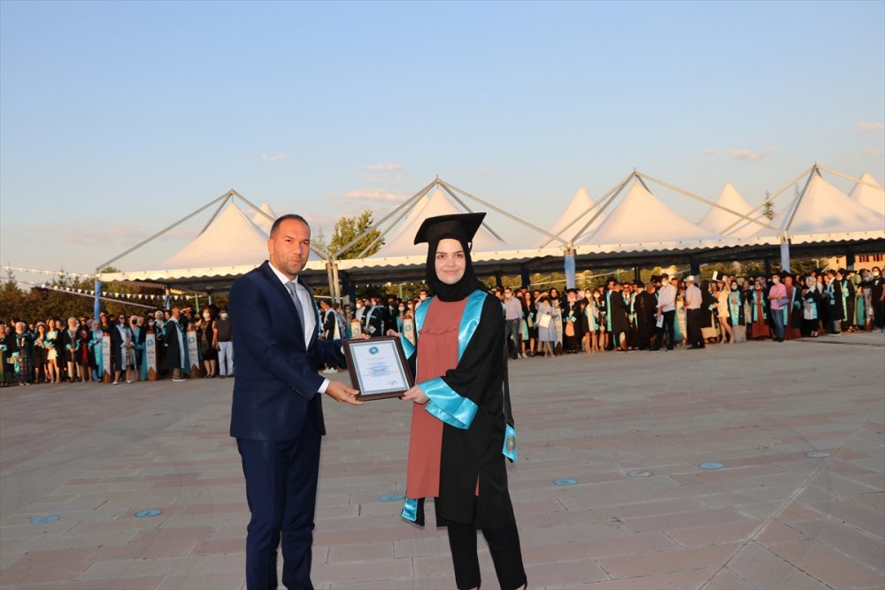 Niğde Ömer Halisdemir Üniversitesi Öğrencileri Mezuniyet Heyecanı Yaşadı