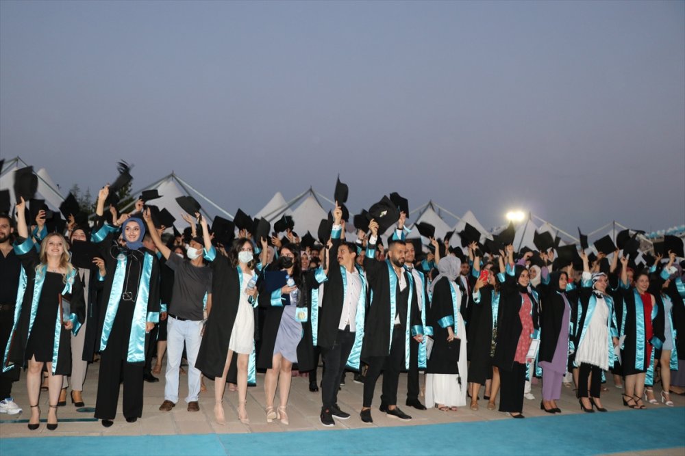 Niğde Ömer Halisdemir Üniversitesi Öğrencileri Mezuniyet Heyecanı Yaşadı