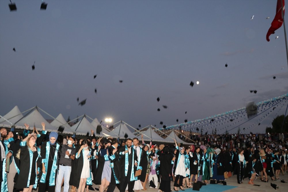Niğde Ömer Halisdemir Üniversitesi Öğrencileri Mezuniyet Heyecanı Yaşadı