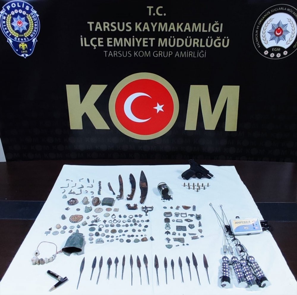 Mersin'de Minibüste 159 Parça Tarihi Eser Ele Geçirildi