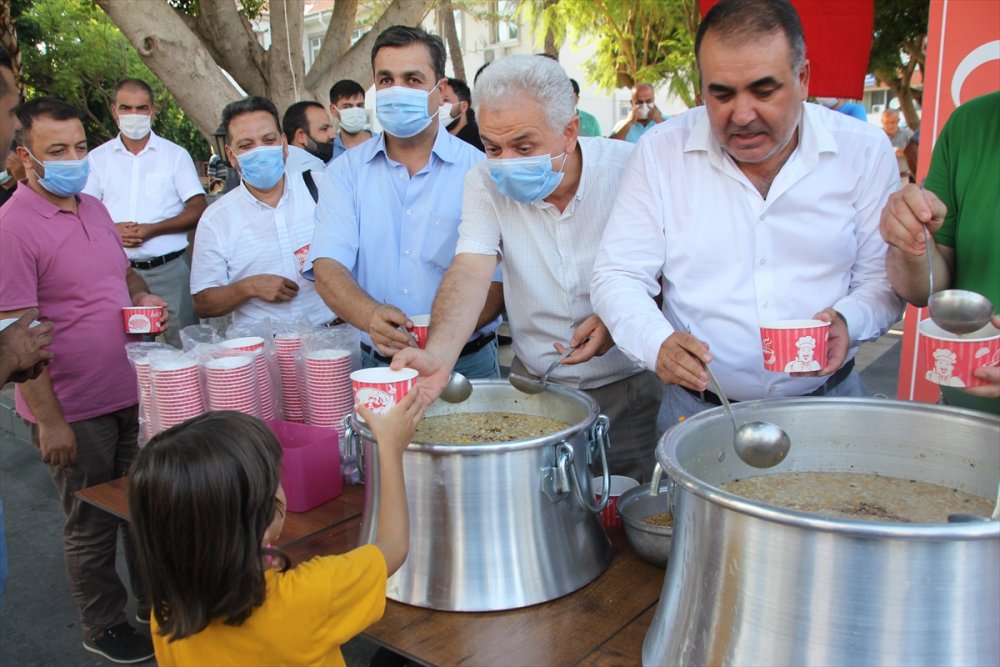 MHP Serik İlçe Teşkilatı Vatandaşlara Aşure Dağıttı