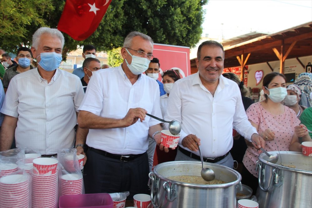 MHP Serik İlçe Teşkilatı Vatandaşlara Aşure Dağıttı
