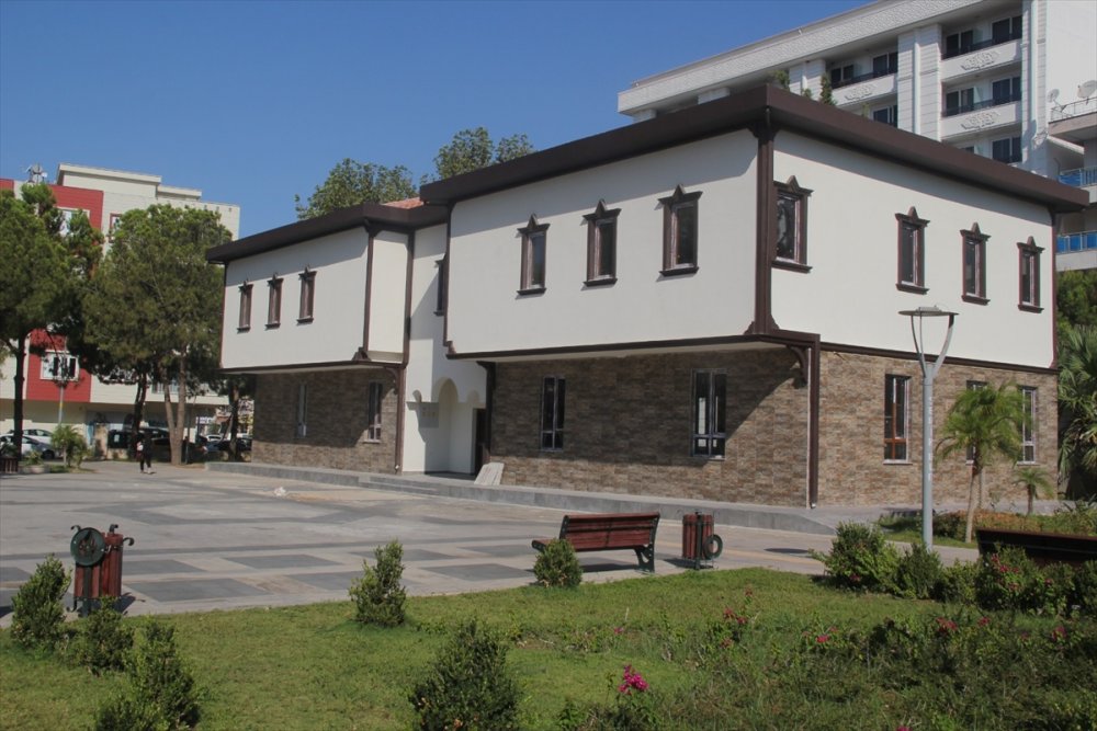 MHP Serik İlçe Teşkilatı Vatandaşlara Aşure Dağıttı