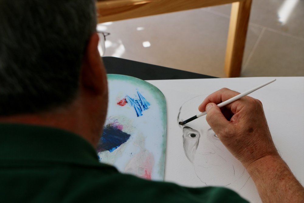 Çizdiği Resimleri Hayır Kurumlarına Bağış Yapanlara Hediye Ediyor