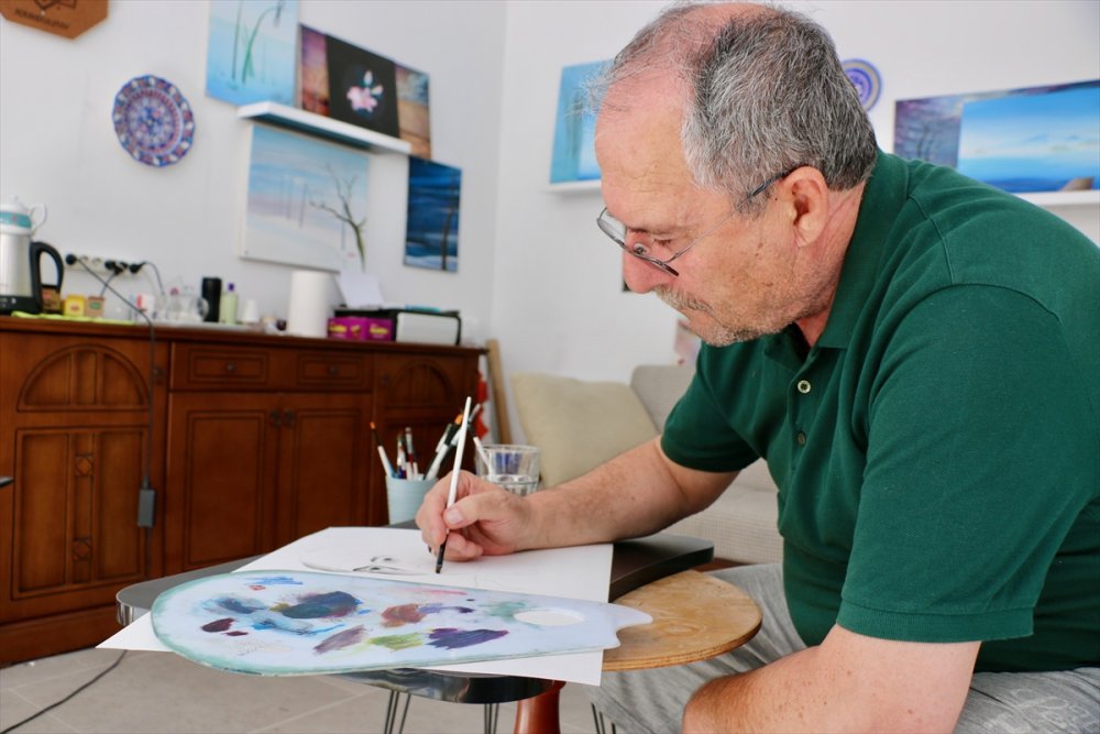 Çizdiği Resimleri Hayır Kurumlarına Bağış Yapanlara Hediye Ediyor