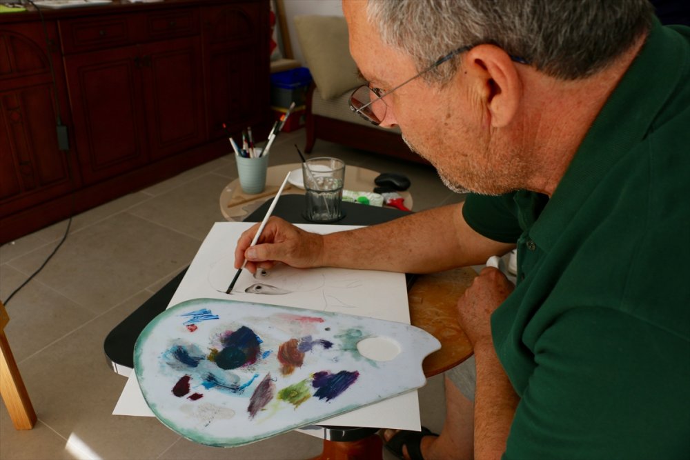 Çizdiği Resimleri Hayır Kurumlarına Bağış Yapanlara Hediye Ediyor