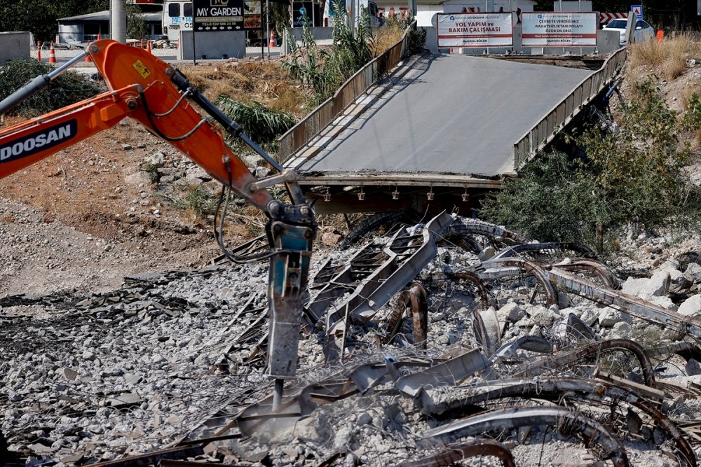 Antalya'da Trafiğin Yoğun Olduğu Güzergahtaki 2 Köprü Yeniden Yapılmak İçin Yıkıldı