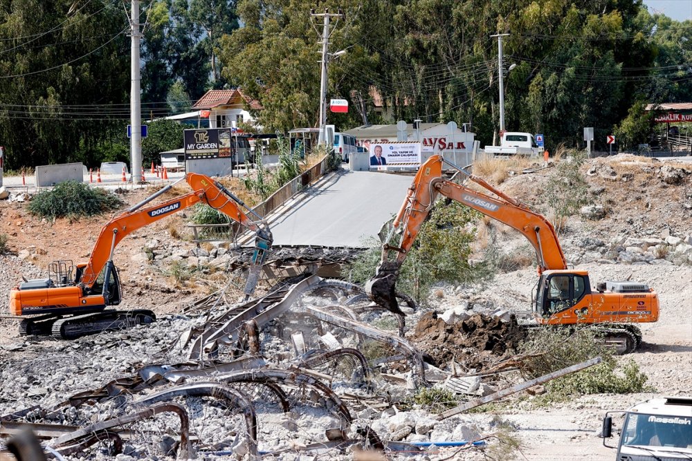 Antalya'da Trafiğin Yoğun Olduğu Güzergahtaki 2 Köprü Yeniden Yapılmak İçin Yıkıldı