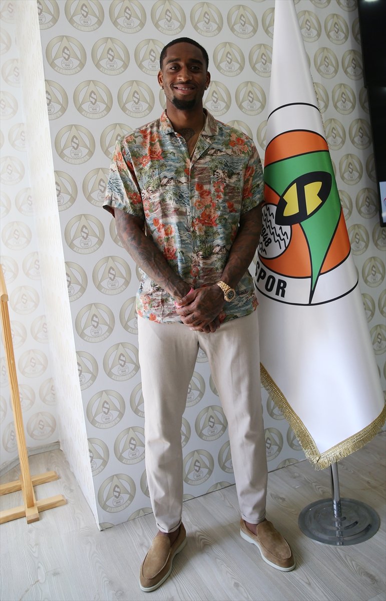 Alanyaspor, Leroy Fer'i Kadrosuna Kattı