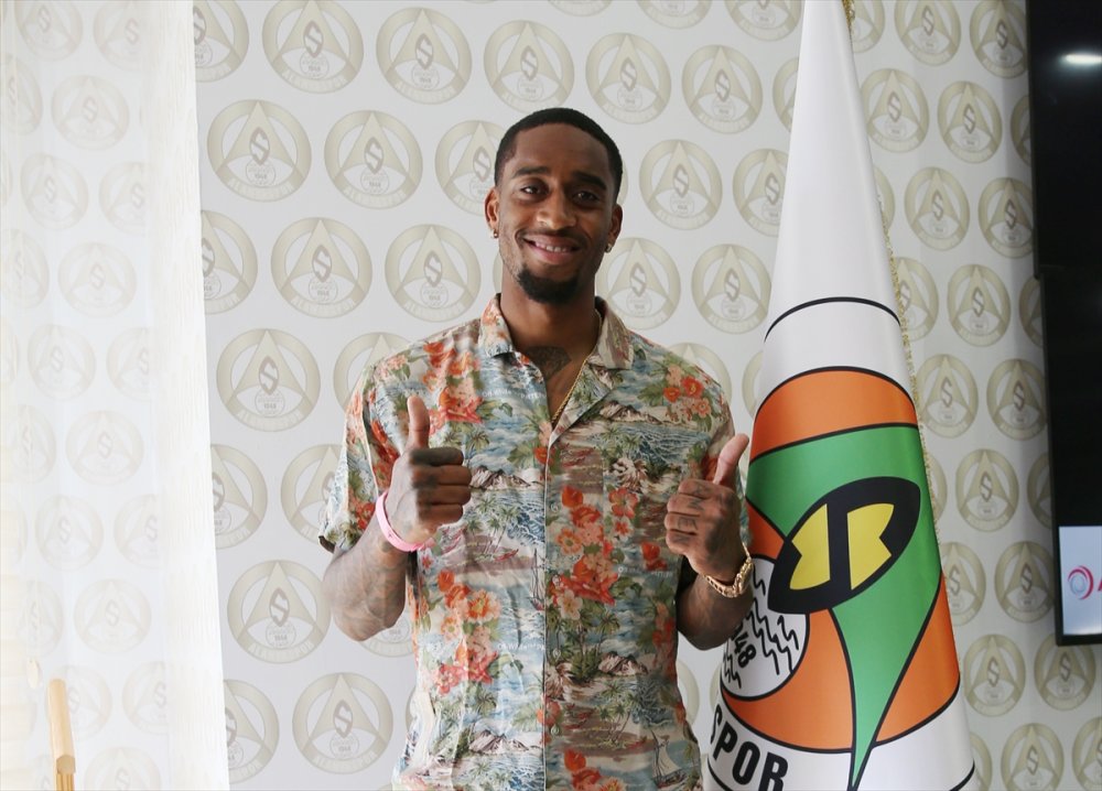 Alanyaspor, Leroy Fer'i Kadrosuna Kattı