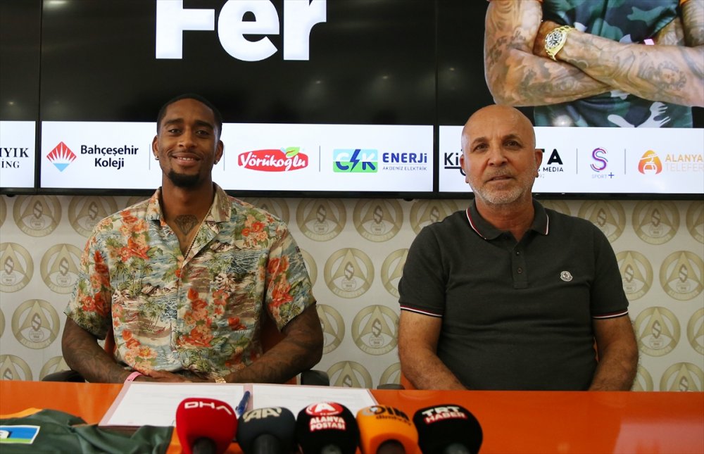 Alanyaspor, Leroy Fer'i Kadrosuna Kattı