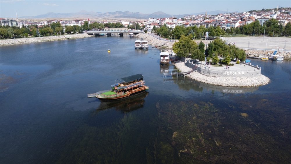 Beyşehir Gölü'nde Çamura Saplanan Gezinti Yatı, Balıkçı Kayığıyla Yüzdürüldü