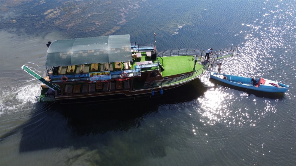 Beyşehir Gölü'nde Çamura Saplanan Gezinti Yatı, Balıkçı Kayığıyla Yüzdürüldü