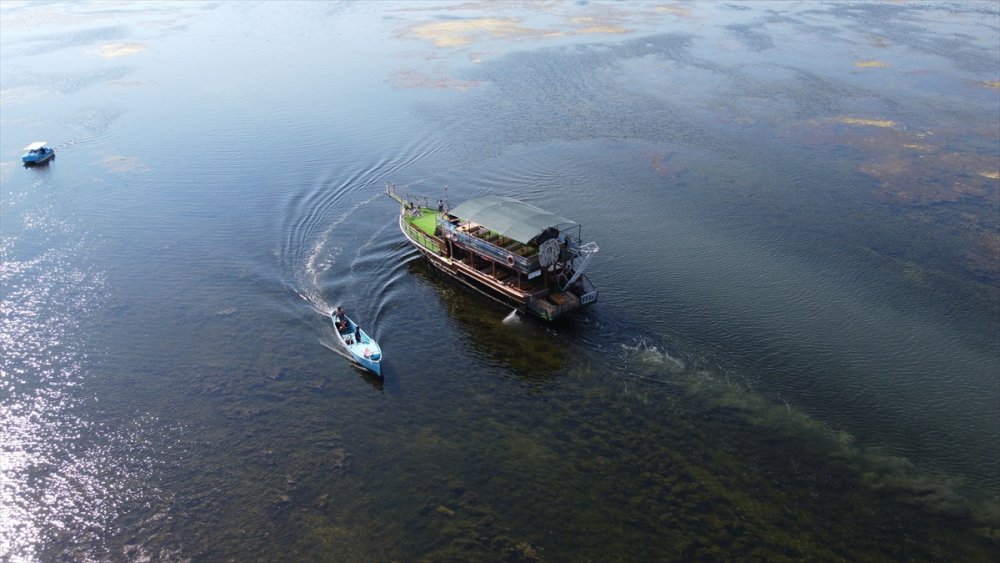 Beyşehir Gölü'nde Çamura Saplanan Gezinti Yatı, Balıkçı Kayığıyla Yüzdürüldü