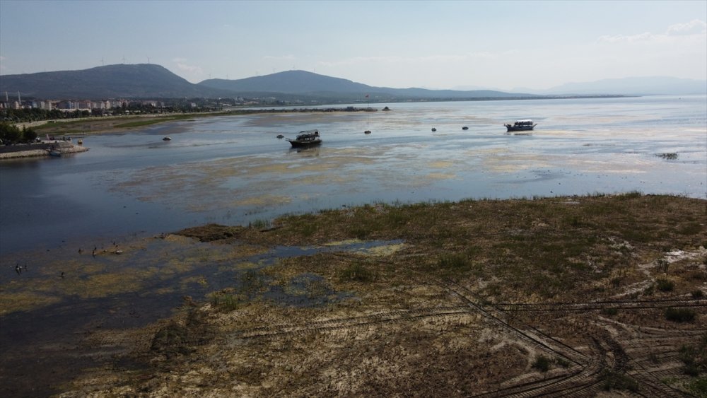 Beyşehir Gölü'nde Çamura Saplanan Gezinti Yatı, Balıkçı Kayığıyla Yüzdürüldü