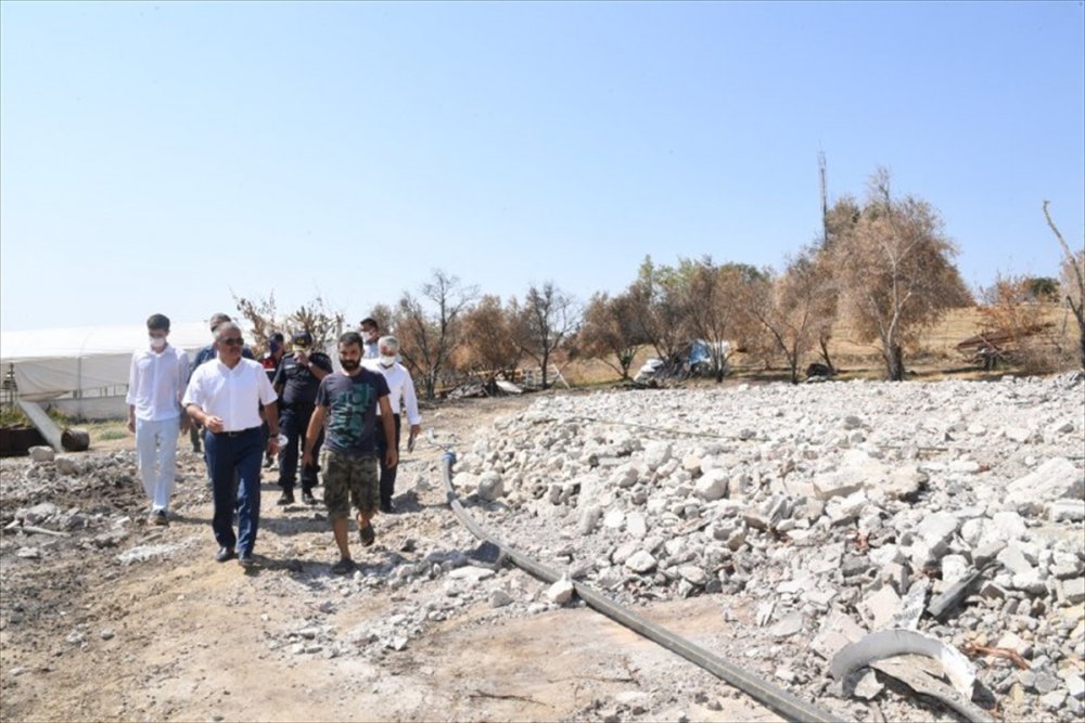 Antalya Valisi Yazıcı, Manavgat'taki Orman Yangınında Zarar Gören Esnaf Ve Vatandaşı Ziyaret Etti