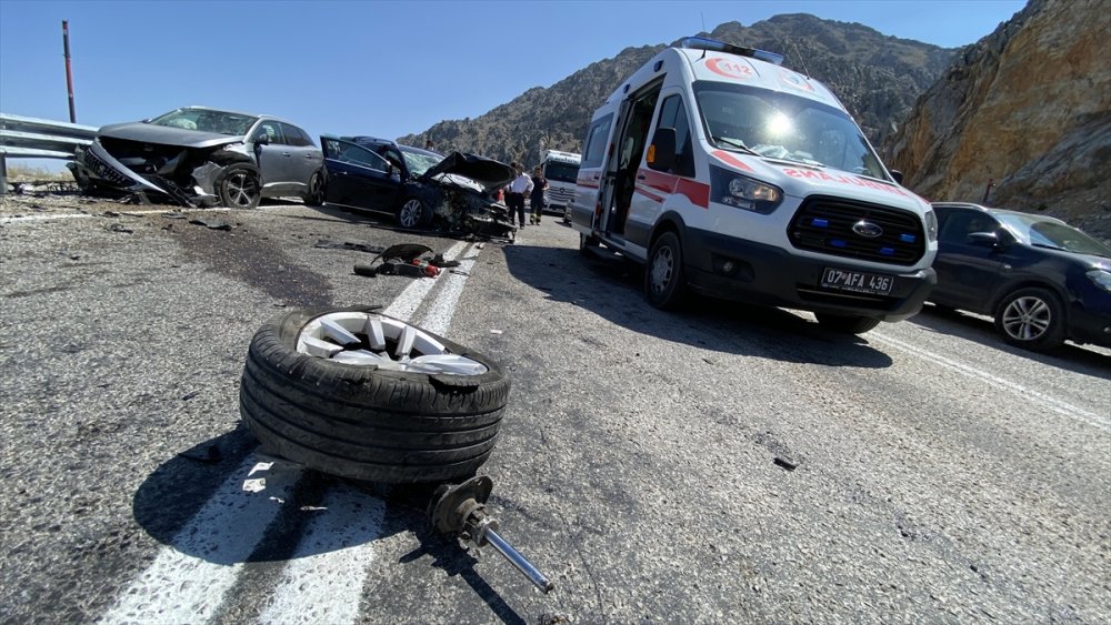 Antalya'da Üç Otomobilin Çarpıştığı Kazada 2'si Ağır 4 Kişi Yaralandı