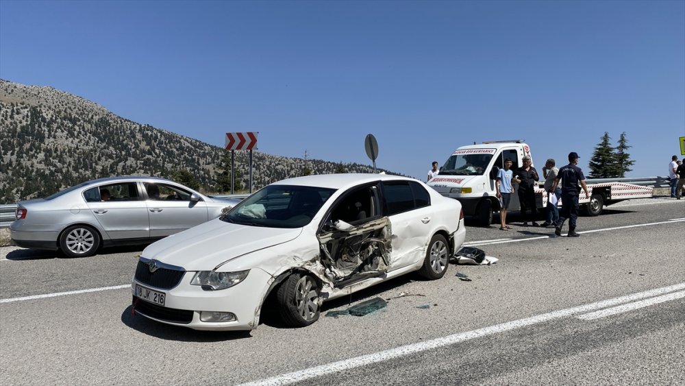 Antalya'da Üç Otomobilin Çarpıştığı Kazada 2'si Ağır 4 Kişi Yaralandı
