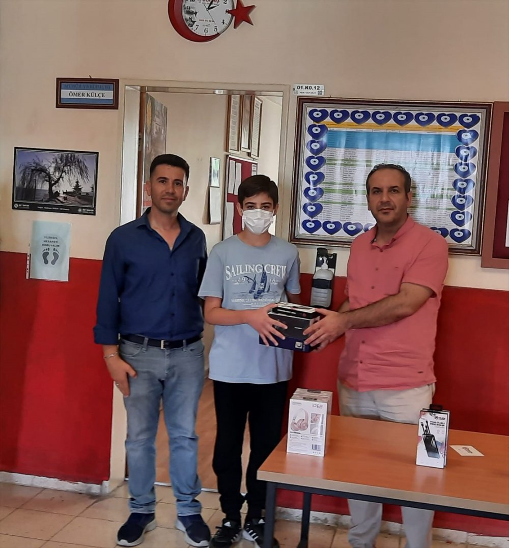 Beyşehir'de Mahalle Muhtarı Maaşıyla Fen Lisesini Kazanan Öğrencileri Ödüllendirdi