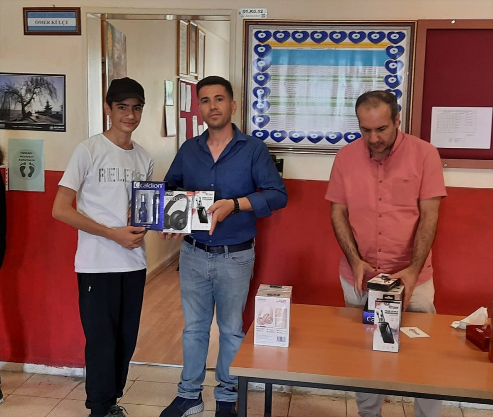 Beyşehir'de Mahalle Muhtarı Maaşıyla Fen Lisesini Kazanan Öğrencileri Ödüllendirdi