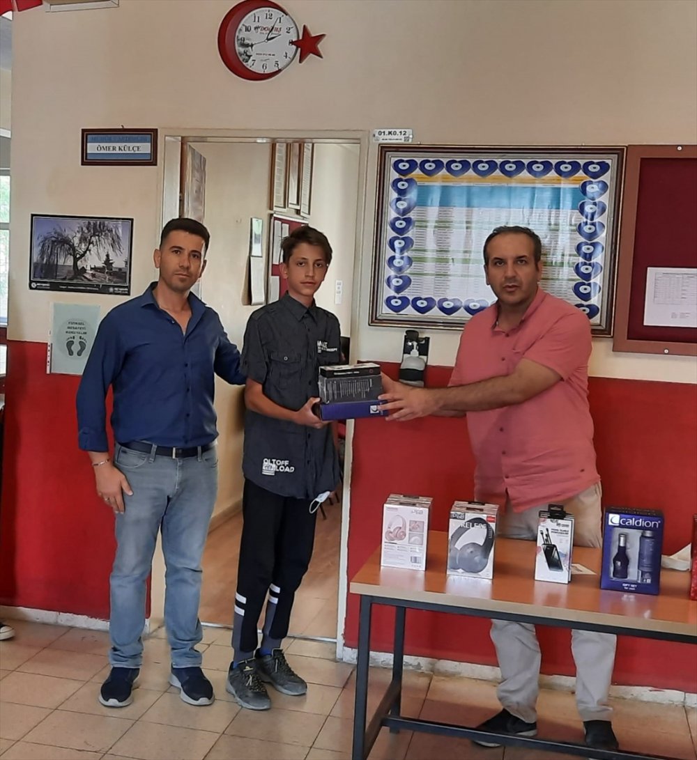 Beyşehir'de Mahalle Muhtarı Maaşıyla Fen Lisesini Kazanan Öğrencileri Ödüllendirdi