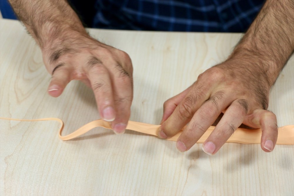 Kaybettikleri El Kullanma Becerilerini Çarşaf Katlayıp Çivi Çakarak Yeniden Kazanıyorlar