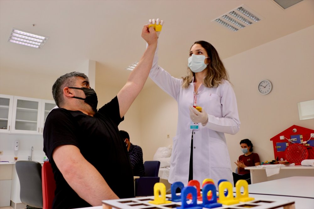 Kaybettikleri El Kullanma Becerilerini Çarşaf Katlayıp Çivi Çakarak Yeniden Kazanıyorlar