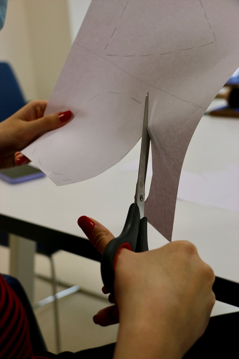 Kaybettikleri El Kullanma Becerilerini Çarşaf Katlayıp Çivi Çakarak Yeniden Kazanıyorlar