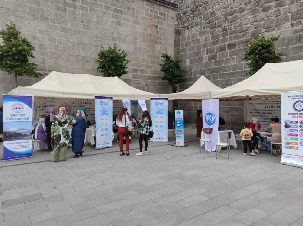 Kayseri'de 1100 Öğrenciye Tercihlerini Doğru Yapmaları İçin Destek