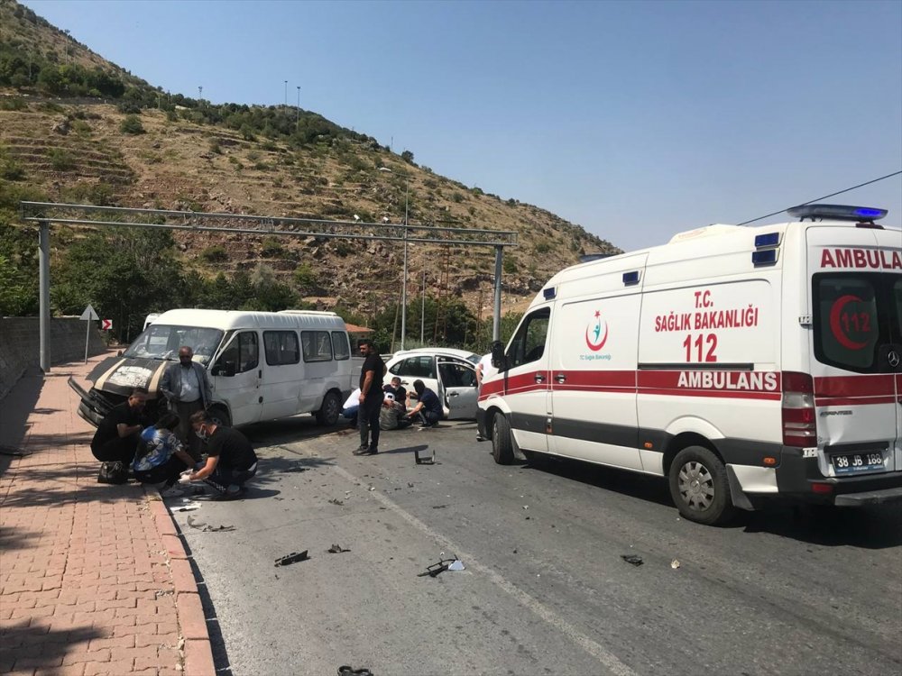 Kayseri'de Otomobil İle Minibüs Çarpıştı 3 Yaralı