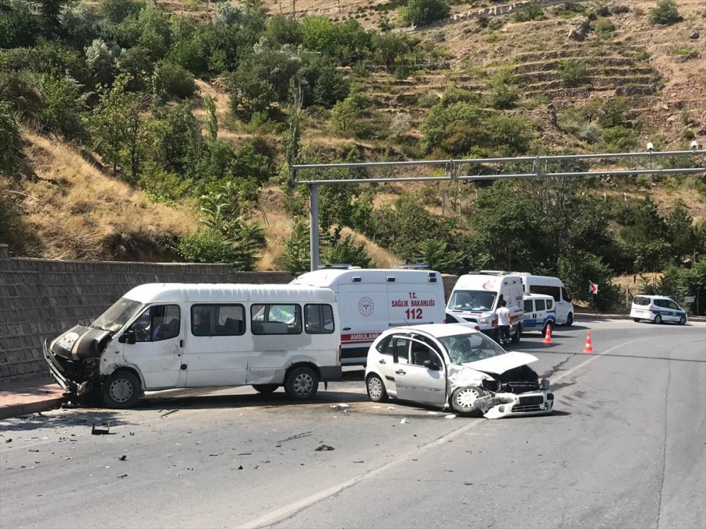 Kayseri'de Otomobil İle Minibüs Çarpıştı 3 Yaralı