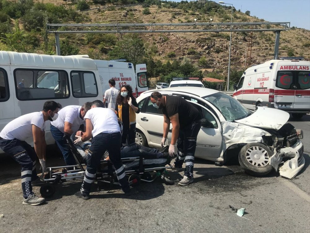 Kayseri'de Otomobil İle Minibüs Çarpıştı 3 Yaralı