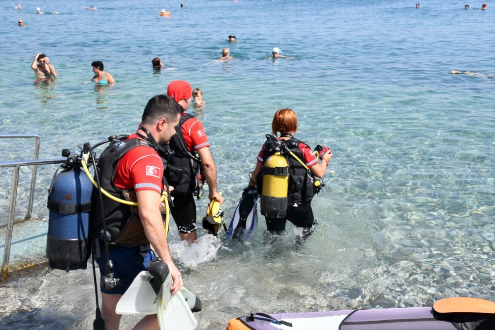 Kemer'de Dalgıçların Deniz Dibi Temizliği İçin Girdiği Noktadan Atık Çıkmaması Sevindirdi