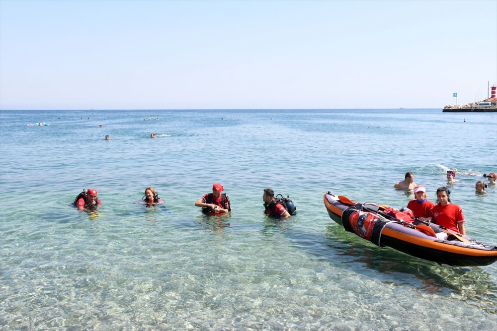 Kemer'de Dalgıçların Deniz Dibi Temizliği İçin Girdiği Noktadan Atık Çıkmaması Sevindirdi