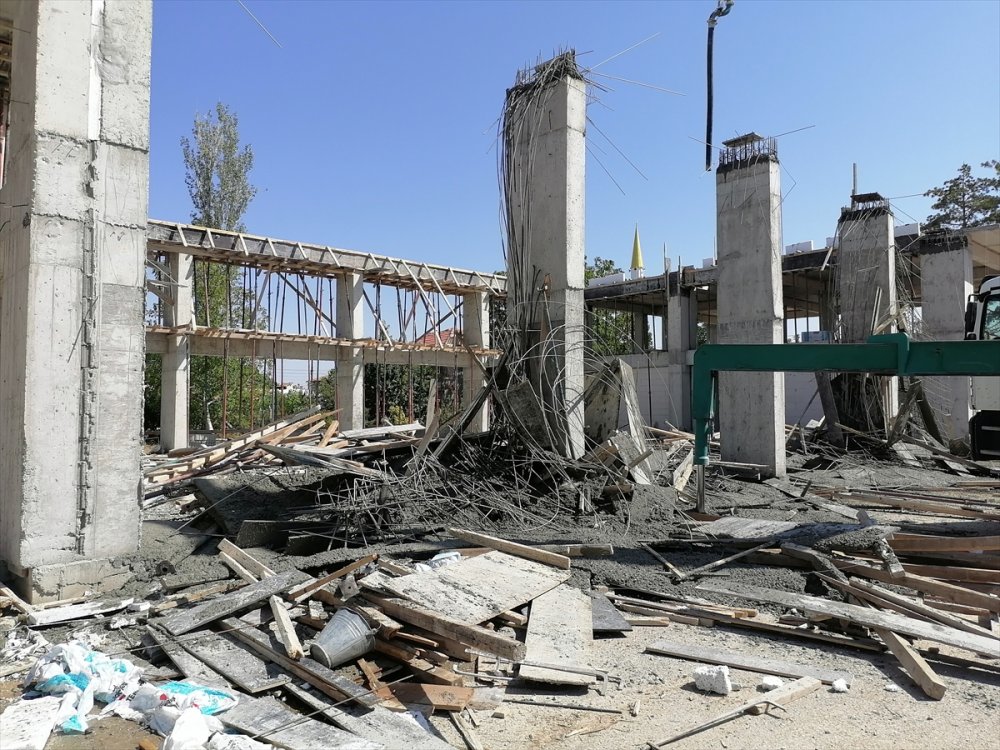 Konya'da Bir İnşaatın Kolon İmalatının Çökmesi Sonucu 1'i Ağır, 3 İşçi Yaralandı