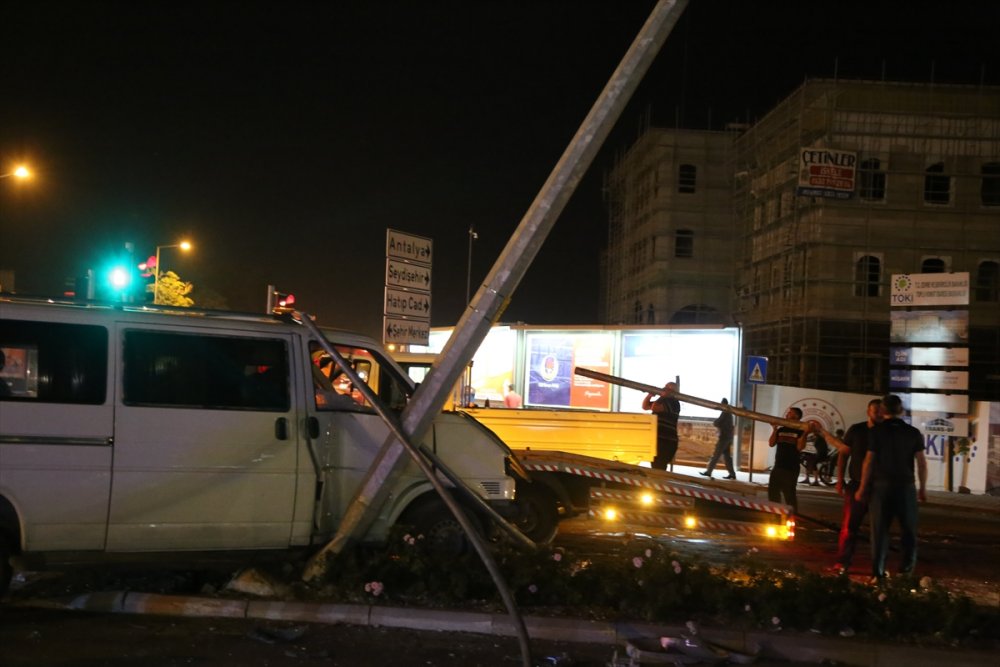 Konya'da İtfaiye Aracının Karıştığı Zincirleme Kazada 6 Kişi Yaralandı