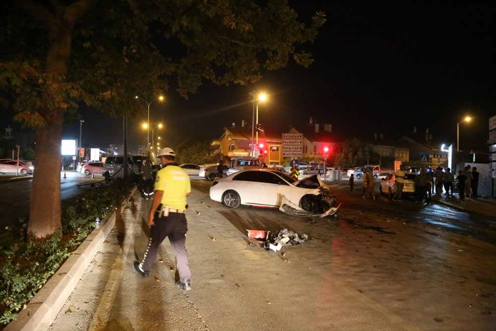 Konya'da İtfaiye Aracının Karıştığı Zincirleme Kazada 6 Kişi Yaralandı