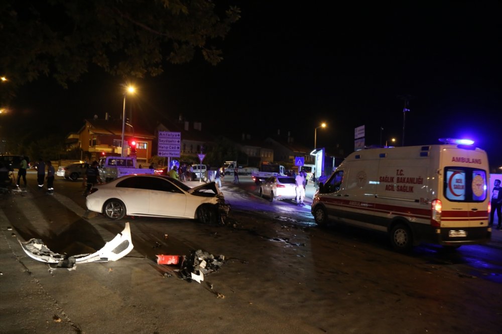 Konya'da İtfaiye Aracının Karıştığı Zincirleme Kazada 6 Kişi Yaralandı