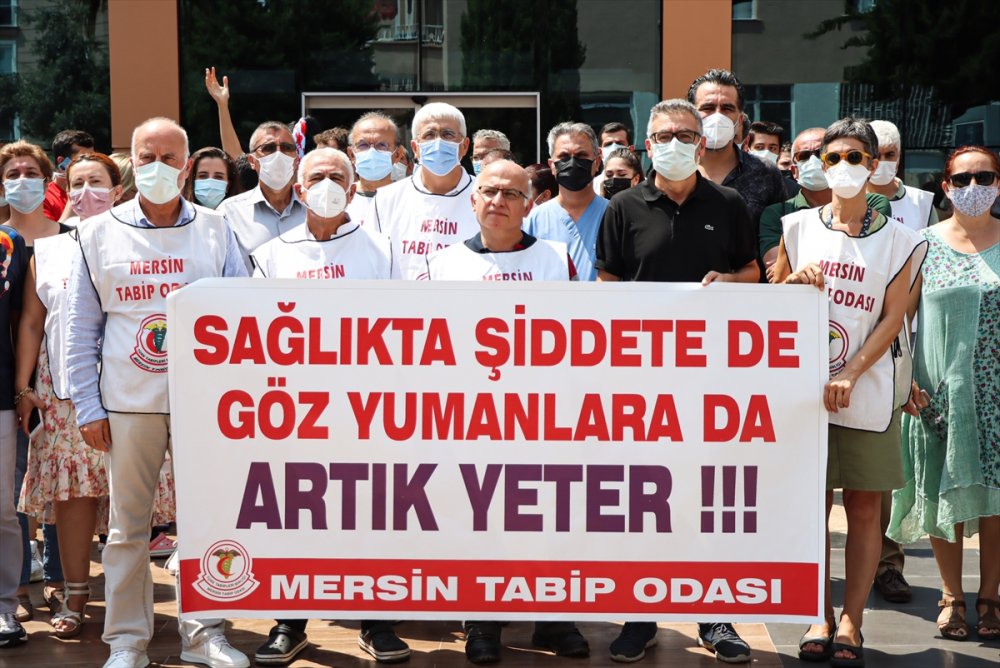 Mersin'de Sağlık Çalışanları Meslektaşlarının Darbedilmesini Protesto Etti