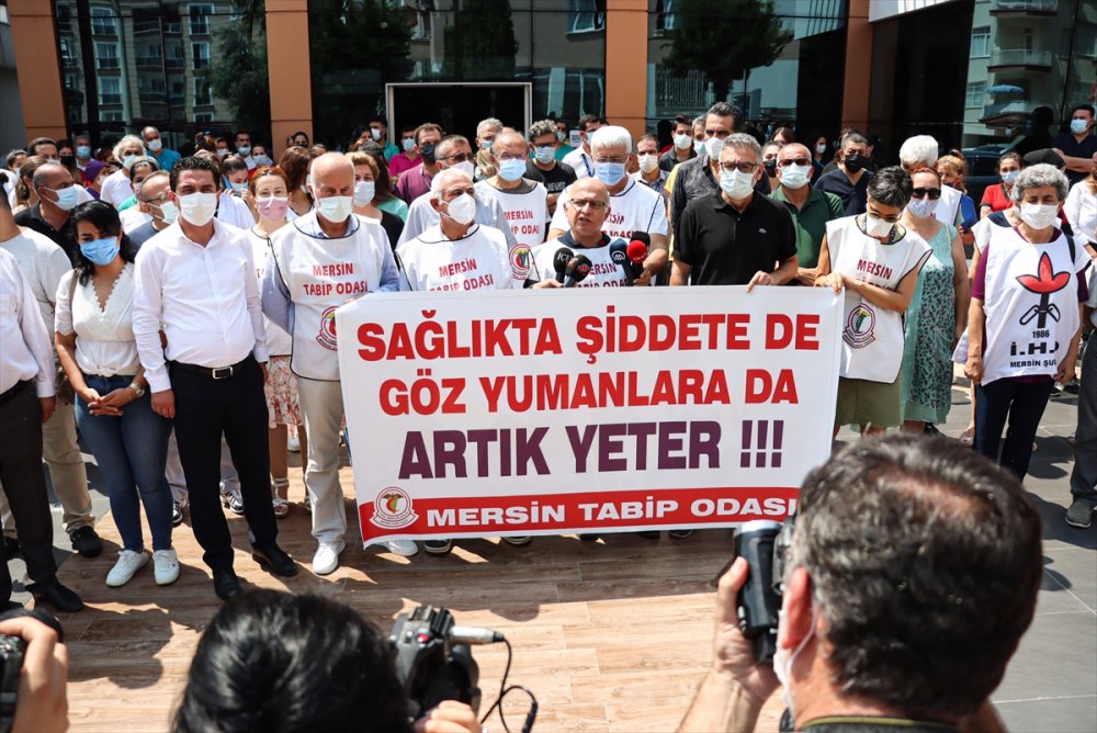 Mersin'de Sağlık Çalışanları Meslektaşlarının Darbedilmesini Protesto Etti