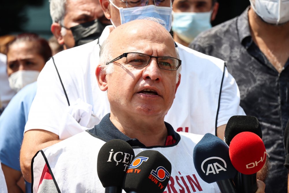 Mersin'de Sağlık Çalışanları Meslektaşlarının Darbedilmesini Protesto Etti