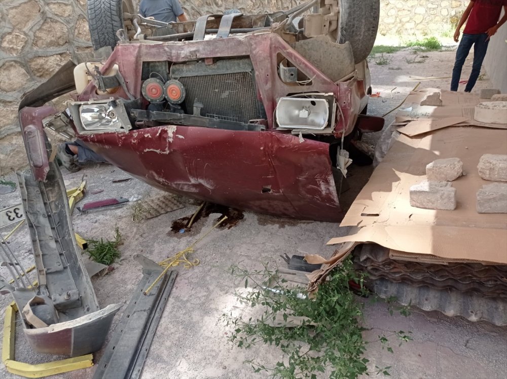 Ermenek'te Park Halindeki Otomobil İstinat Duvarından Düştü