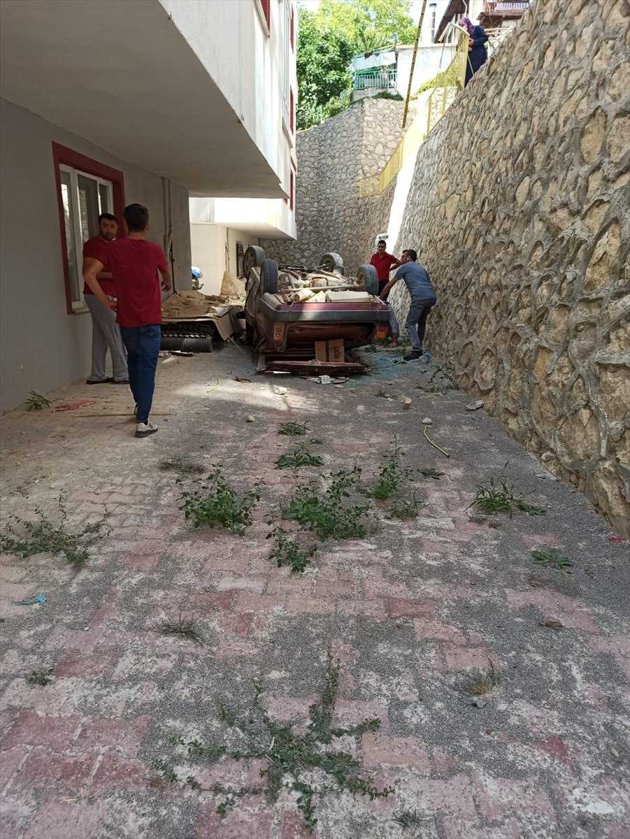 Ermenek'te Park Halindeki Otomobil İstinat Duvarından Düştü