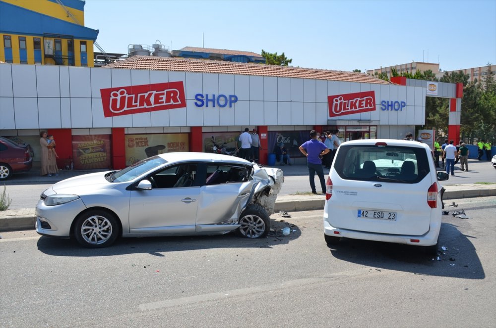 Karaman'da Hafif Ticari Araç Park Halindeki Otomobile Çarptı 1 Yaralı