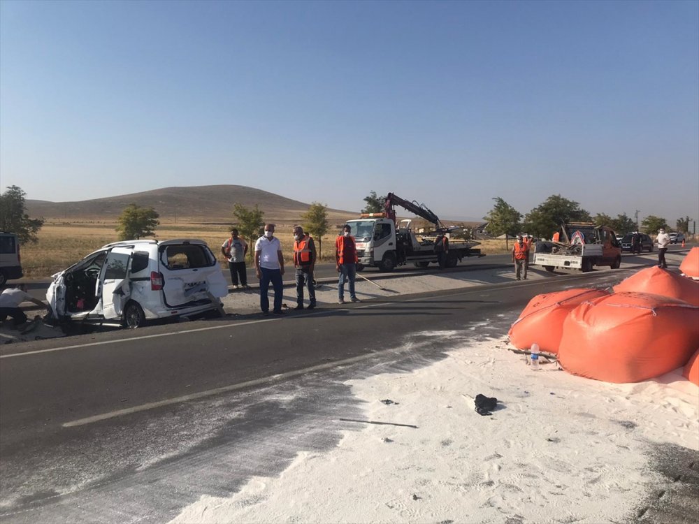 Konya'da Tır İle Kamyonetin Çarpışması Sonucu 6 Kişi Öldü, 2 Kişi Yaralandı