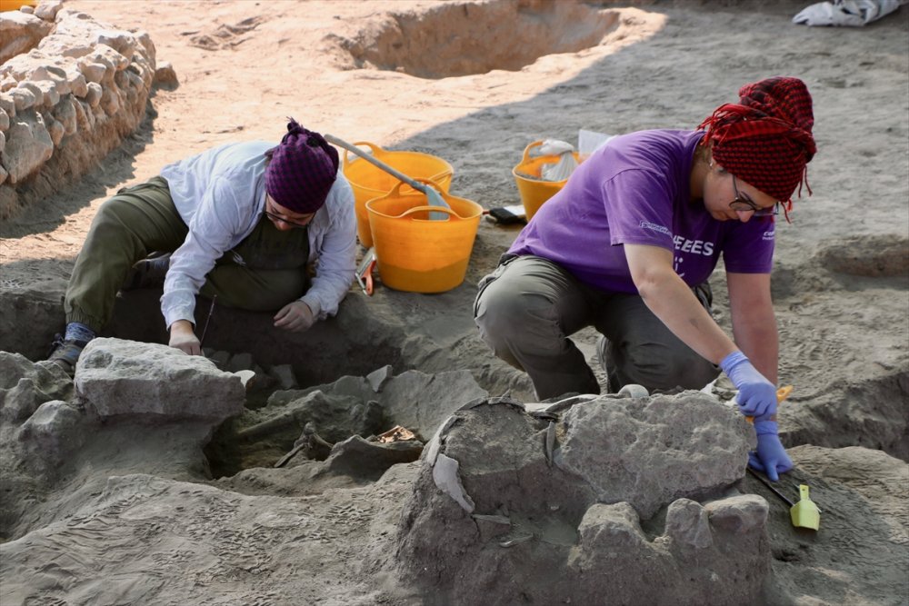 Küllüoba'da 5 Bin Yıllık Küp Mezarlarda Çocuk İskeletleri Bulundu