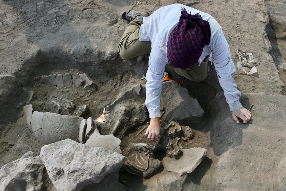 Küllüoba'da 5 Bin Yıllık Küp Mezarlarda Çocuk İskeletleri Bulundu